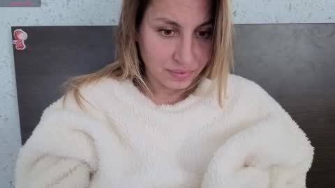 Snapshot of mollyforyou chatting on November 18, 2025, 9:47 am Nica follow me online show from November 18, 2025, 9:47 am