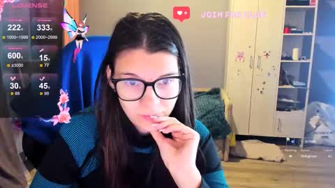 Snapshot of mollylollipop20 chatting on October 22, 2025, 1:17 am KIRA online show from October 22, 2025, 1:17 am