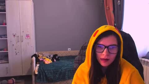  KIRA  online show from December 5, 2025, 6:44 am