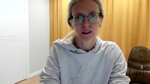 AngelMomm online show from October 19, 2025, 6:47 am