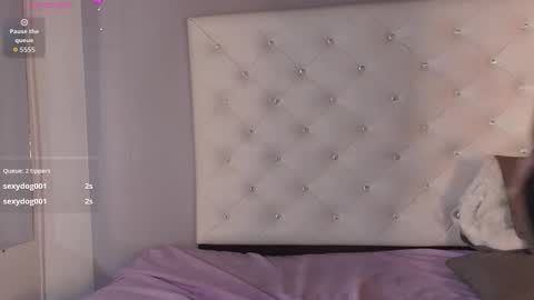 mollyycrystal online show from December 3, 2025, 8:00 am