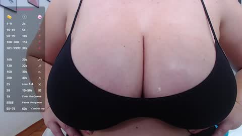 Snapshot of mommyissuess_ chatting on January 27, 2025, 10:49 pm Daphne online show from January 27, 2025, 10:49 pm