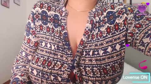 Snapshot of mommyissuess_ chatting on February 6, 2025, 8:02 pm Daphne online show from February 6, 2025, 8:02 pm