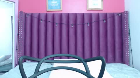 Snapshot of mommyissuess_ chatting on February 15, 2025, 6:02 am Daphne online show from February 15, 2025, 6:02 am