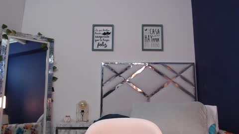 Snapshot of mommyissuess_ chatting on February 19, 2025, 2:23 am Daphne online show from February 19, 2025, 2:23 am