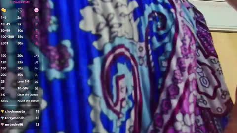 Snapshot of mommyissuess_ chatting on February 25, 2025, 12:58 am Daphne online show from February 25, 2025, 12:58 am