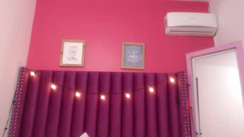 Snapshot of mommyissuess_ chatting on February 26, 2025, 6:37 am Daphne online show from February 26, 2025, 6:37 am