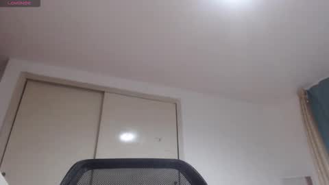 Snapshot of mommyissuess_ chatting on October 13, 2025, 10:48 am Daphne online show from October 13, 2025, 10:48 am