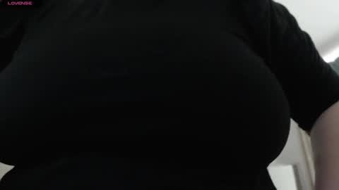 Snapshot of mommyissuess_ chatting on October 15, 2025, 7:14 pm Daphne online show from October 15, 2025, 7:14 pm