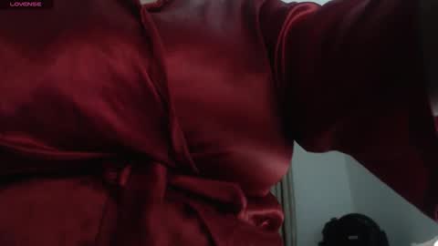 Snapshot of mommyissuess_ chatting on October 29, 2025, 7:32 am Daphne online show from October 29, 2025, 7:32 am