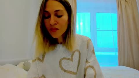 Snapshot of mona_cruz chatting on December 11, 2024, 8:15 am Mona online show from December 11, 2024, 8:15 am