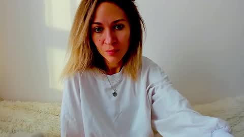 Snapshot of mona_cruz chatting on January 4, 2025, 7:24 am Mona online show from January 4, 2025, 7:24 am
