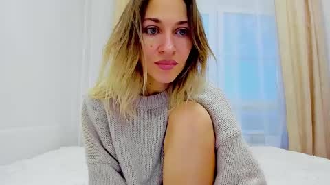 Snapshot of mona_cruz chatting on January 9, 2025, 5:23 am Mona online show from January 9, 2025, 5:23 am