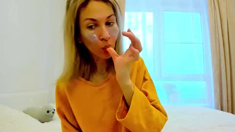 Snapshot of mona_cruz chatting on March 3, 2025, 5:31 am Mona online show from March 3, 2025, 5:31 am
