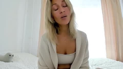 Snapshot of mona_cruz chatting on September 12, 2025, 7:19 am Mona online show from September 12, 2025, 7:19 am