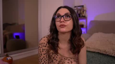 Snapshot of mona_lisss chatting on November 16, 2025, 1:28 pm Mona Lisss online show from November 16, 2025, 1:28 pm