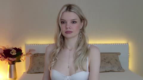 Snapshot of monaxxx_ chatting on December 18, 2024, 1:23 pm Monaxxx online show from December 18, 2024, 1:23 pm