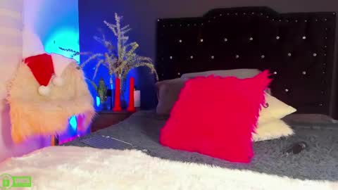 Snapshot of moniqueyoumilf chatting on December 6, 2024, 2:35 am Monique  online show from December 6, 2024, 2:35 am