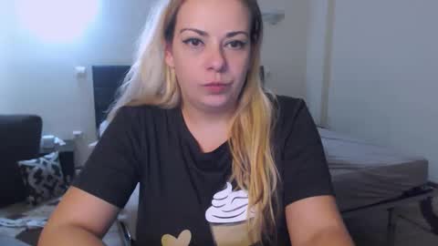 Snapshot of montserrat123 chatting on September 26, 2025, 8:24 pm Monse online show from September 26, 2025, 8:24 pm