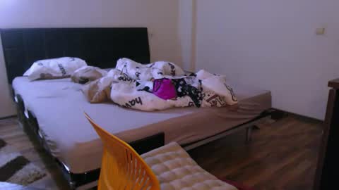 Snapshot of montserrat123 chatting on October 16, 2025, 8:21 pm Monse online show from October 16, 2025, 8:21 pm