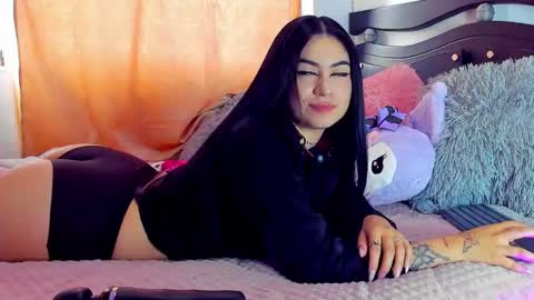 Snapshot of moon_wills chatting on December 6, 2024, 9:24 pm MOON online show from December 6, 2024, 9:24 pm