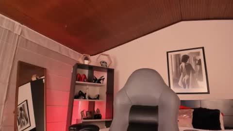 Snapshot of moony_14 chatting on December 2, 2025, 12:32 pm Michelle online show from December 2, 2025, 12:32 pm