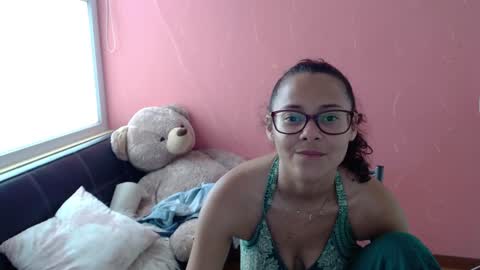 Snapshot of mora_haze chatting on February 3, 2025, 10:11 pm Mora Haze 3 online show from February 3, 2025, 10:11 pm