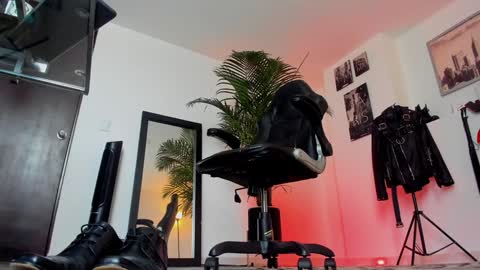 Snapshot of mrfrank_tattoo chatting on December 11, 2024, 3:05 pm MrFrank. online show from December 11, 2024, 3:05 pm