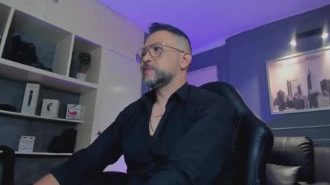 Snapshot of mrfrank_tattoo chatting on November 5, 2025, 12:49 pm MrFrank. online show from November 5, 2025, 12:49 pm