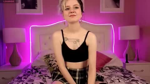 Snapshot of msmonte chatting on November 23, 2025, 1:22 pm Lina Help me to reach 100 thumbs up online show from November 23, 2025, 1:22 pm