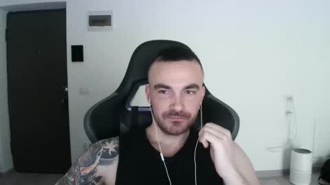 Snapshot of mu5clemania chatting on February 18, 2025, 7:32 am Victor online show from February 18, 2025, 7:32 am