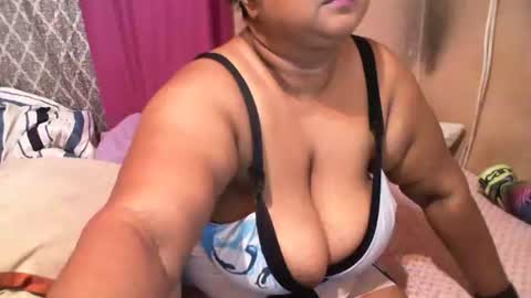 Snapshot of munniegalz1 chatting on March 2, 2025, 12:09 am your angel online show from March 2, 2025, 12:09 am