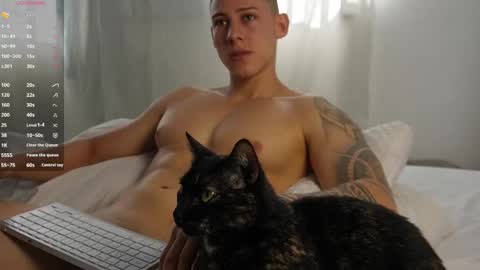 muscle_king_cum online show from December 16, 2025, 2:11 pm