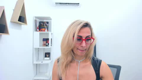 Snapshot of museofstage chatting on January 26, 2025, 11:50 am Diana online show from January 26, 2025, 11:50 am