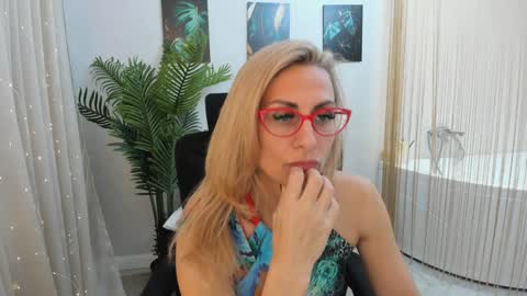 Snapshot of museofstage chatting on February 6, 2025, 11:32 am Diana online show from February 6, 2025, 11:32 am