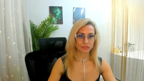 Snapshot of museofstage chatting on February 21, 2025, 11:55 am Diana online show from February 21, 2025, 11:55 am