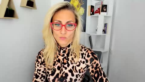 Snapshot of museofstage chatting on September 10, 2025, 11:32 am Diana online show from September 10, 2025, 11:32 am