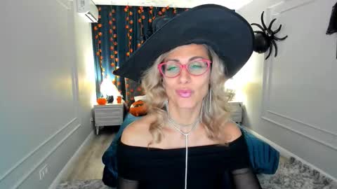 Snapshot of museofstage chatting on October 31, 2025, 11:55 am Diana online show from October 31, 2025, 11:55 am