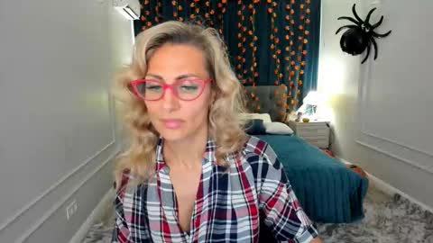 Snapshot of museofstage chatting on November 7, 2025, 11:32 am Diana online show from November 7, 2025, 11:32 am