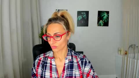 Snapshot of museofstage chatting on November 17, 2025, 12:11 pm Diana online show from November 17, 2025, 12:11 pm