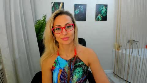 Snapshot of museofstage chatting on November 21, 2025, 11:42 am Diana online show from November 21, 2025, 11:42 am