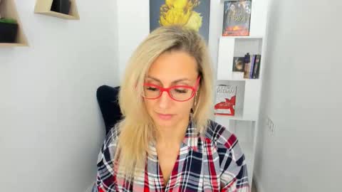 Snapshot of museofstage chatting on November 23, 2025, 11:32 am Diana online show from November 23, 2025, 11:32 am