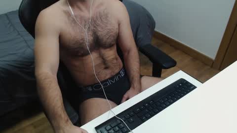 Snapshot of myhairymacho chatting on January 7, 2025, 4:39 am Juan  OF  myhairymacho online show from January 7, 2025, 4:39 am