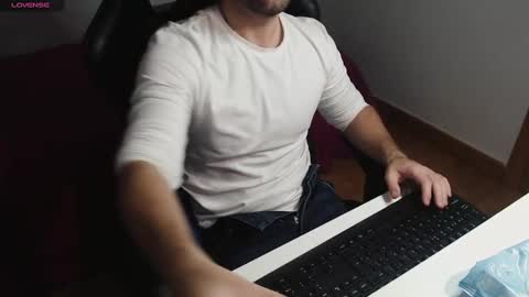 Snapshot of myhairymacho chatting on March 9, 2025, 1:35 am Juan  OF  myhairymacho online show from March 9, 2025, 1:35 am