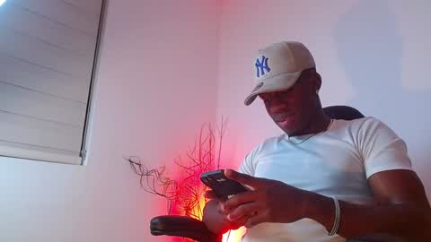 Snapshot of mylowallacee chatting on February 4, 2025, 3:44 am Mylo Wallace online show from February 4, 2025, 3:44 am