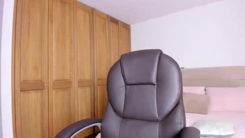 Snapshot of mysteyes chatting on October 25, 2025, 9:09 pm Elena online show from October 25, 2025, 9:09 pm