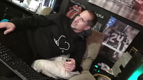 Snapshot of n3v3rpanic1 chatting on January 24, 2025, 9:05 pm SnackPants online show from January 24, 2025, 9:05 pm