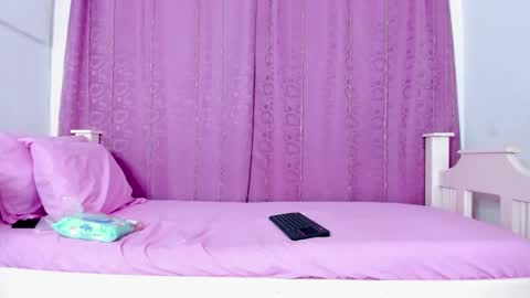 nahomy_smiith_ online show from October 26, 2025, 7:53 pm