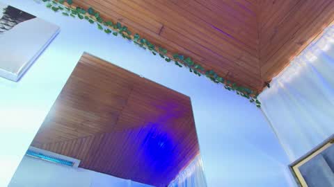 Naia x online show from December 1, 2025, 9:09 pm