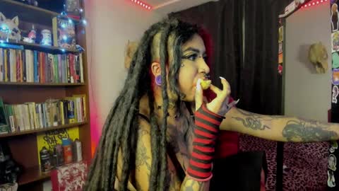 Snapshot of nana_cirkuss chatting on October 6, 2025, 1:14 am Val online show from October 6, 2025, 1:14 am
